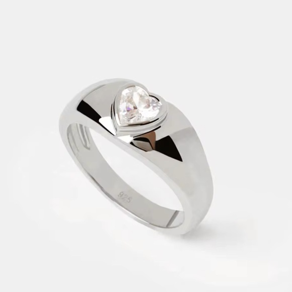 NWOT Bold ring with heart-shaped zirconia in silver - Picture 3 of 3